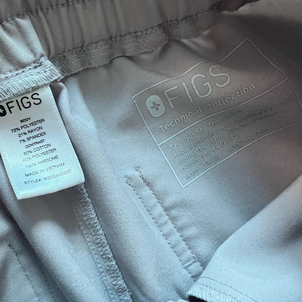 Figs grayish/tan scrub set